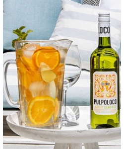 pulpoloco_red__white_sangria_bottles_on_terrace_weiss_1_779691271